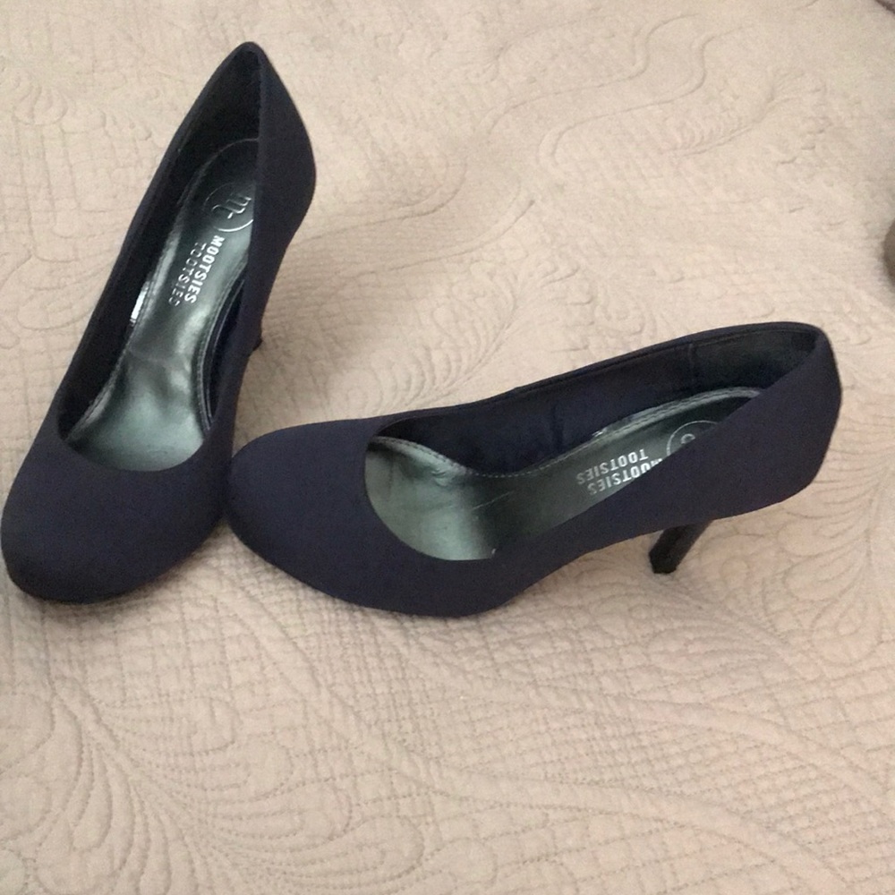 Navy heels